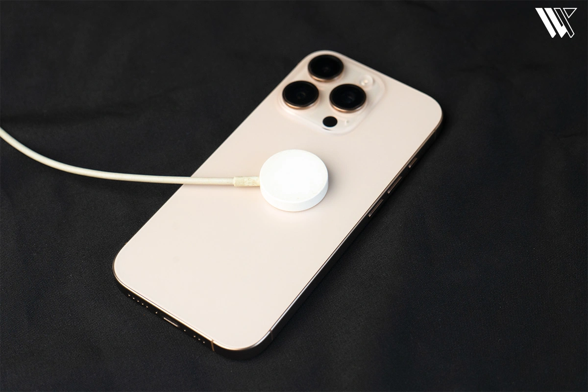 Can an apple watch charger charge an iphone