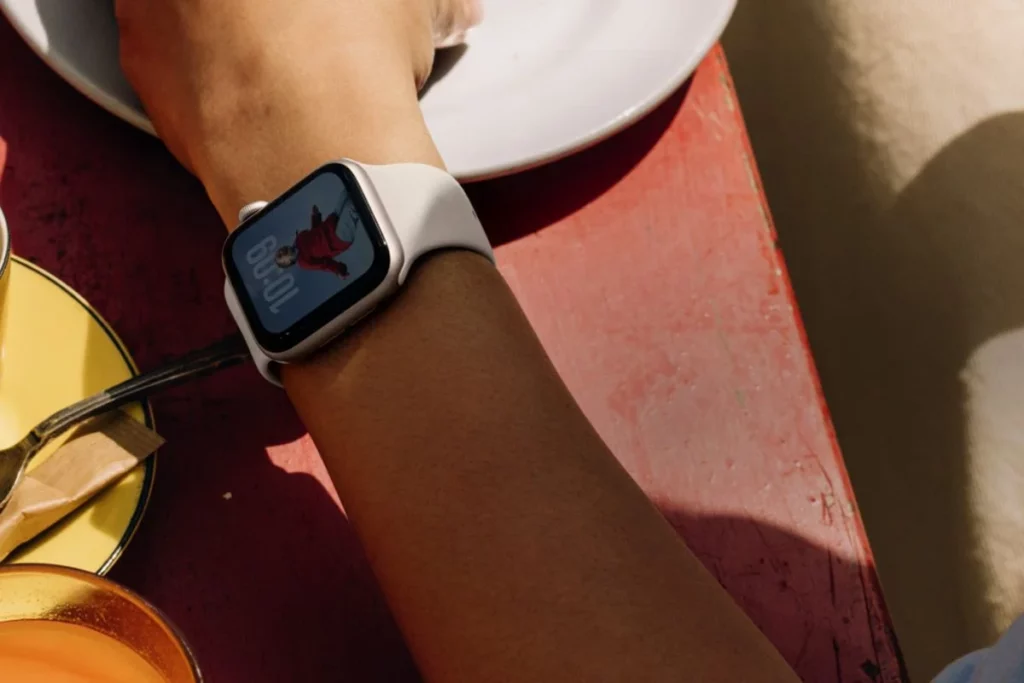Apple Watch SE 3 Always-On Display; Huawei Watch Fit 5 vs Apple Watch SE