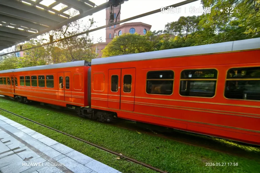 Picture of a moving train taken with Huawei AI glasses; Huawei AI glasses